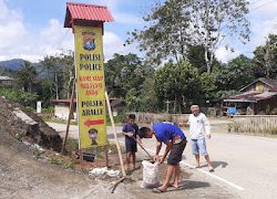 Personel Polsek Aralle Dirikan Papan Nama Polsek Aralle