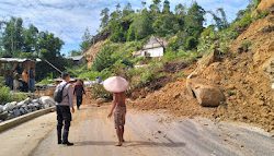 Personel Polsek Mambi Datangi TKP Bencana Alam Tanah Longsor Yang Terjadi di Wilkum Polsek Mambi