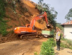 Personel Polsek Sumarorong Cepat Tanggap Monitoring Kejadian Bencana Alam Tanah Longsor di Messawa