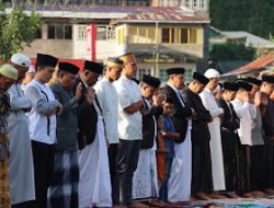 Kapolres Mamasa Ikuti Sholat Idul Adha Serta Turunkan Personel Untuk Pengamanan Kegiatan Ibadah Sholat Idul Adha di Lapangan Kondospata Mamasa