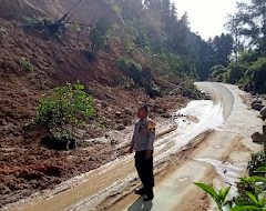 Personel Polsek Mambi, Laksanakan Pemantauan Lokasi Bencana Alam Tanah Longsor di Wilkum Polsek Mambi