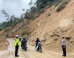 Satuan Lalu Lintas Polres Mamasa Pantau Lokasi Tanah Longsor