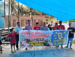 Kapolsek Wonomulyo Bersama Asosiasi Pemain Dan Pengusaha Elekton Seniman Polman Memberikan Bantuan Kepada Korban Kebakaran