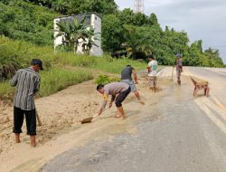 Bhabinkamtibmas Polsek Baras Gotong Royong Bersama Warga Bersihkan Jalan Akibat Longsor