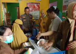 Bhabinkamtibmas Polsek Polewali Monitoring Pendataan Dan Pendampingan Penanggulangan Stunting Di Wilayahnya