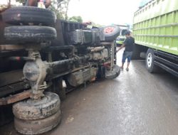 Truk Pengangkut Dedak Terbalik di Bukit Kemiri Maros