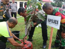 Polres Pasangkayu gelar Aksi Tanam Pohon Dalam Rangka Hari Bhayangkara ke-78 Dirangkaikan Dengan Hari Lingkungan Hidup Sedunia Dan Hari Bumi