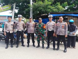 Kapolsek Tinambung Amankan Kunjungan Kerja Pj Gubernur Sulawesi Barat Di Pasar Tinambung