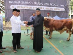 Plh Bupati Bekasi Iyan Priyatna Serahkan Hewan Qurban di Ponpes At-Taqwa