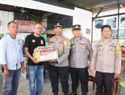 Banjir Genangi Jalan, Personel Polsek Pasangkayu Lakukan Gatur Hingga Bantu Pengguna Jalan