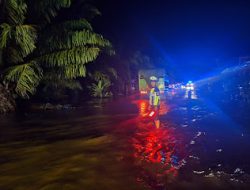 Personel Satlantas Polres Pasangkayu Gatur Jalan di Lokasi Terdampak Banjir