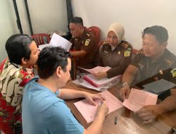 Tim Penyidik Pidsus Kejati Jabar Serahkan Tiga Tersangka Kepada Kejaksaan Negeri Majelengka