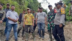 Kapolsek Aralle dampingi Pj. Bupati Mamasa Tinjau Lokasi Tanah Longsor