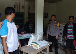 Bhabinkamtibmas Polsek Aralle Monitoring Bantuan Pangan di Dsn. Saluledo