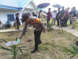 Personel Polsek Mamasa Amankan Kunjungan Kerja Pj. Gubernur Sulbar Ke Taman Baca Wai Sapalelean, Launching Gerakan Konservasi Anggrek Mamasa Serta Penanaman Pohon Anggrek di Desa Tondok Bakaru