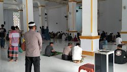 Bhabinkamtibmas Polsek Mambi Bersama Babinsa Laksanakan Pengamanan di Masjid Nurul Iman Leko