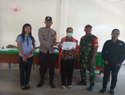 Bhabinkamtibmas Polsek Mamasa Monitoring dan Laksanakan Pengamanan Giat Penyaluran Bantuan (BLT) Dana Desa