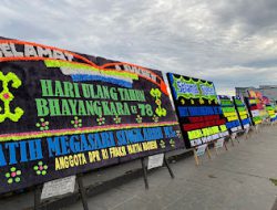 Ratusan Karang Bunga Ucapan Hari Bhayangkara ke 78 Polda Sulbar, Berderet di Anjungan Manakarra