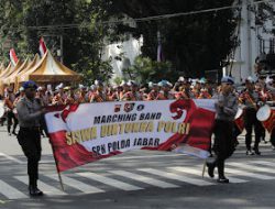 Defile Marching Band SPN Polda Jawa Barat di Tengah Kemeriahan Peringatan HUT Polri ke-78 di Gasibu