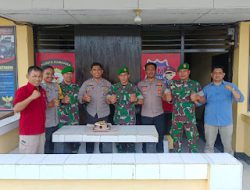 Surprise Personil koramil Tinambung Kepada Personil Polsek Tinambung Dalam Acara HUT Bhayangkara Ke-78