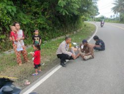 Bhabinkambitmas Polsek Pasangkayu Yanmas Kepada Para Penumpang Bus Makasar – Manado Yang Mengalami Kerusakan Mesin