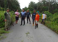 Bhabinkamtibmas Polsek Baras Bersama Warga Laksanakan Giat Gotong Royong