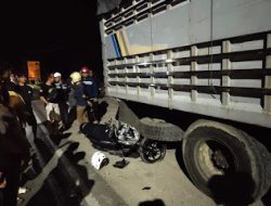 Respon Cepat Personil Unit Lantas Polsek Tinambung Mendatangi TKP Lakalantas Di Wilayahnya