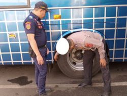 Dalam Upaya Meningkatkan Keselamatan Berlalu Lintas Polisi Check Berkala Kelayakan Kendaraan Transportasi Umum