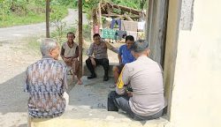 Kapolsek Bambalamotu bersama Bhabinkamtibmas Sambangi Warga, Ini Yang di Sampaikan