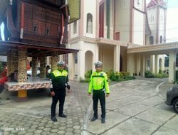 Personil Sat Lantas Polres Polman Laksanakan Giat Pam dan Patroli Dialogis di Tempat Ibadah Gereja di Wilayah Polewali