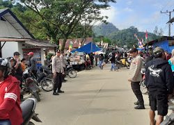 Satuan Polsek Aralle Melaksanakan Pengaturan Di Depan Pasar Tradisional Aralle