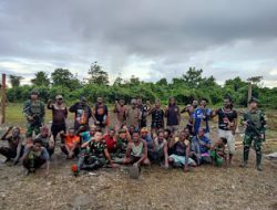 Satgas Habema dan Warga Mumugu Gotong Royong Bangun Lapangan Voli