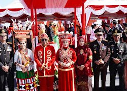 Kapolda Sulbar dan Ketua Bhayangkari Hadiri Upacara Kemerdekaan di Pantai Manakarra, Tampilkan Keindahan Budaya Lokal