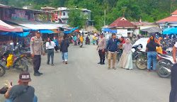 Bhabinkamtibmas Polsek Mambi Melaksanakan Pam Jalur di Depan Pasar Mambi
