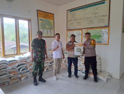 Bhabinkamtibmas Polsek Sumarorong Dampingi Penyaluran Bantuan Pangan di Desa Sibanawa