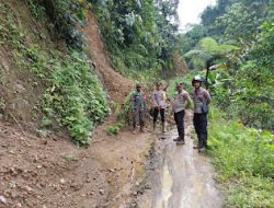 Monitoring Bencana Tanah Longsor, Polsek Tabulahan Sigap Tanggapi Bencana di Desa Pangandaran, Mamasa
