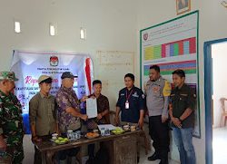 Bhabinkamtibmas Polsek Mambi Hadiri Kegiatan Rapat Pleno Terbuka Rekapitulasi Hasil Pemutakhiran DPHP