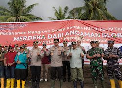 Tanam Puluhan Ribu Pohon Mangrove, Kapolda Sulbar Wujudkan Semangat Kemerdekaan dan Dukung Pelestarian Lingkungan
