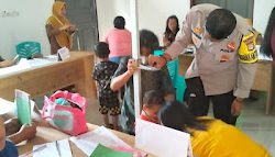 Bhabinkamtibmas Polsek Mambi Melaksanakan Sambang di Desa Binaan Sekaligus Pendampingan Posyandu