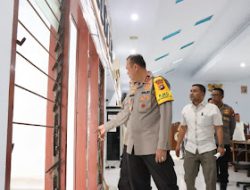 Kapolda Sulbar Tinjau Langsung TKP Aksi Unjuk Rasa di Majene, Personel Diminta Lebih Persuasif ke Mahasiswa