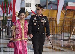 Kapolda Sulbar dan Ketua Bhayangkari Hadiri Upacara Penurunan Bendera di Anjungan Manakarra, Tandai Kemeriahan HUT RI ke-79