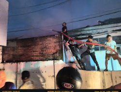 SMK Negeri 2 Majene Kebakaran, Personel Polres Majene Ikut Terjun Bersama Warga Padamkan Api