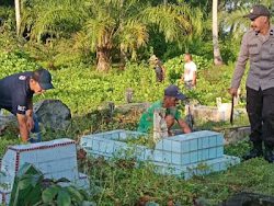Bhabinkamtibmas Polsek Tapalang, Ajak Warganya Kerja Bakti Bersihkan Dan Tata Kuburan TPU Dayangina