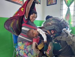 Satgas TNI Bekerjasama Dengan Puskesmas Sinak Gelar Imunisasi Polio Disambut Antusias Warga