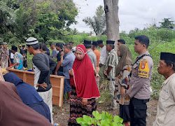 Bhabinkamtibmas Polsek Bambalamotu Kawal Pemakaman Jenazah Warga Binaan