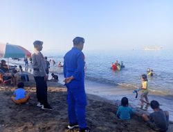 Personil Sat Polair Polres Polman Monitoring Kegiatan Masyarakat Di Pantai Bahari