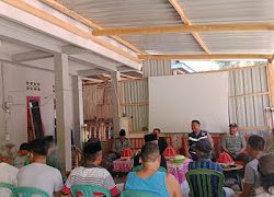 Bhabinkamtibmas Polsek Allu Menghadiri Giat Musyawarah Pengelolaan Sampah di Lingkungan I Kelurahan Petoosang