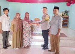 Bhabinkamtibmas Polsek Bambalamotu Menyalurkan Bantuan Pangan Untuk Warga Desa Letawa