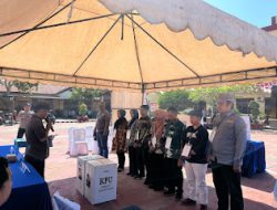 Polres Polman Gelar Simulasi Pengamanan TPS Pemilu 2024 untuk Meningkatkan Kesiapan Personil