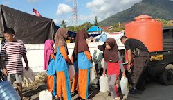 Polsek Camba Salurkan Air Bersih ke Lokasi Perkemahan di Lapangan Andi Baso